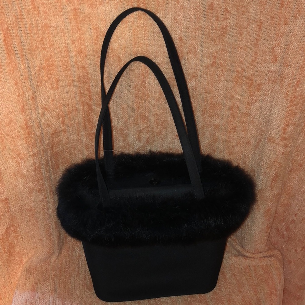Black bucket bag w/fur trim.